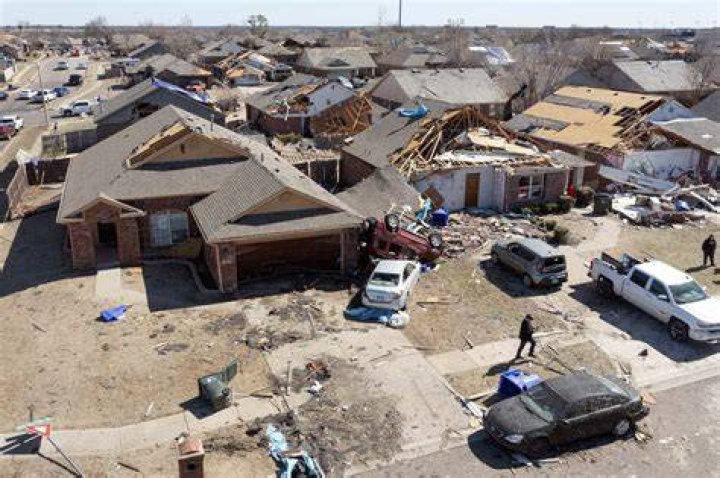 1 dead, 15 hurt as tornadoes tear through Oklahoma City area