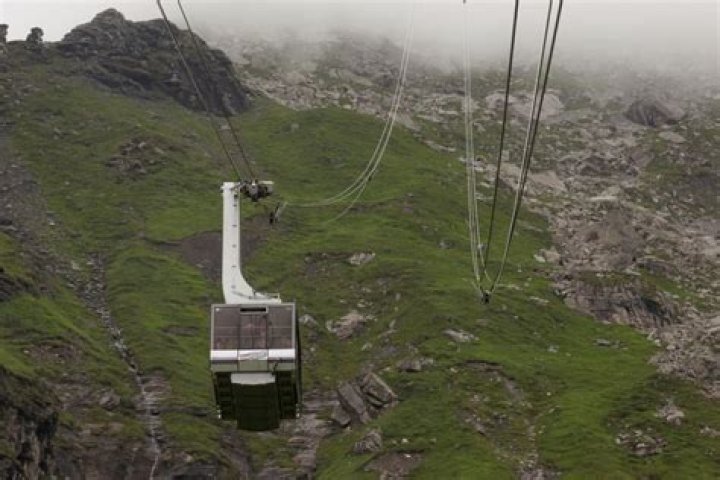 Cable car breaks on Swiss James Bond mountain, 400 rescued