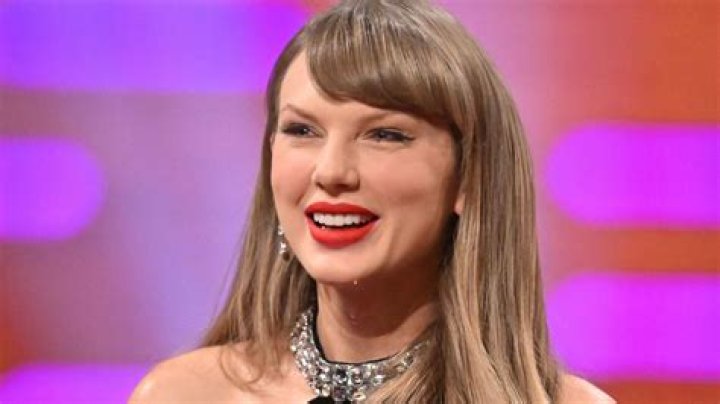 Dita Von Teese says Taylor Swift is the 'best experience' she's had teaching burlesque to an artist