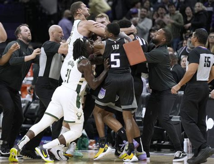 Giannis Antetokounmpo shoved at end of Bucks game, chaos erupts