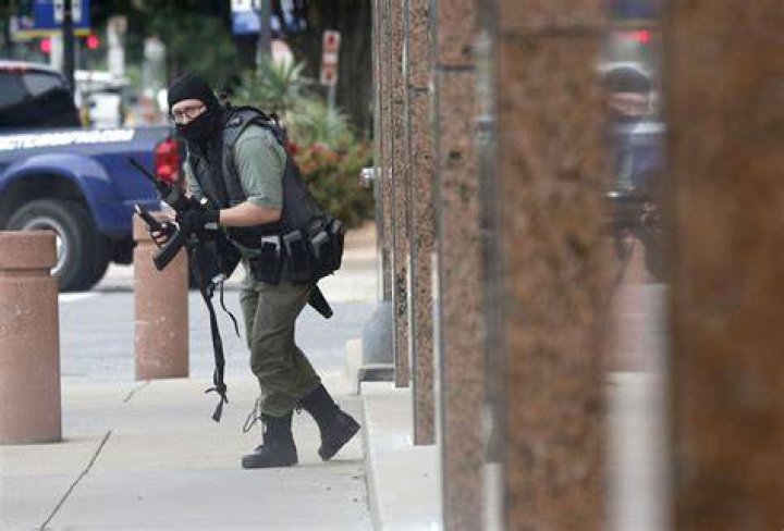 Gunman clad in tactical gear dead after opening fire outside courthouse