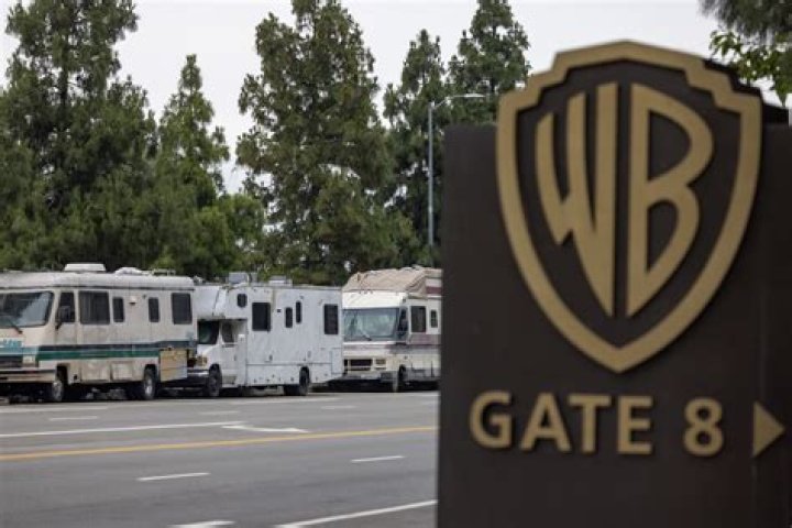 Homeless encampment takes over two-mile stretch of Hollywood