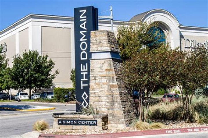 In Texas, reopened malls and restaurants draw few customers