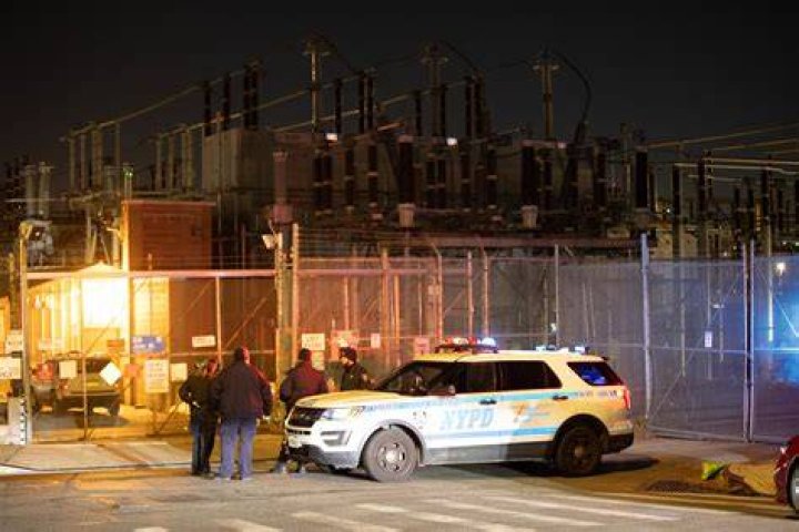 NYers suffer brief electric outage as footage appears to show smoke from Brooklyn power plant