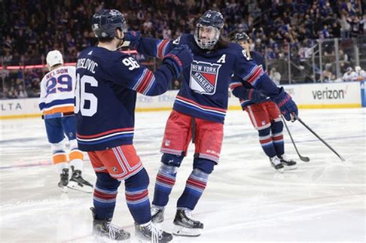 Rangers dominate Islanders as rivals head in opposite directions