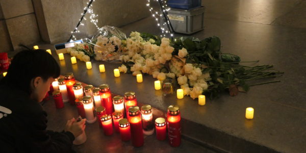 flowers and candles to commemorate victim of police violence in NL